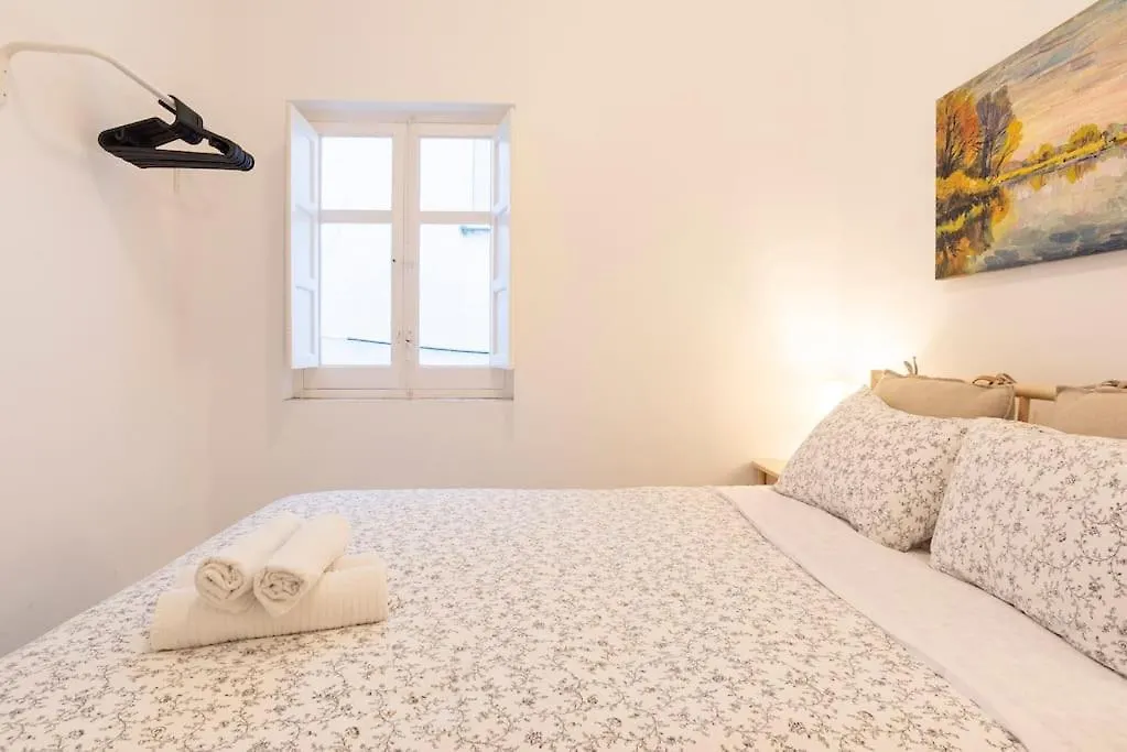 3 Bedroom Flat In Historic Centre مالقة شقة